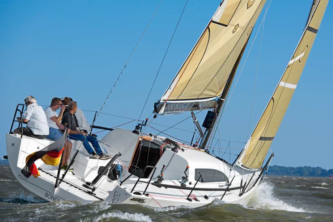 Reminiscent of a Mumm 36, but designed as a cruiser. The crack comes from the exiled Australian Karsten Jarke
