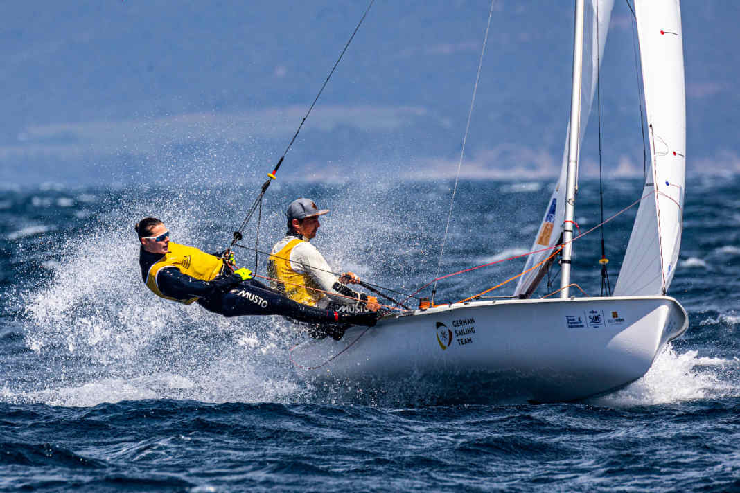 Simon Diesch e Anna Markfort dominano il campo dei 470 misti al Grand Slam di vela nella baia di Hyères.