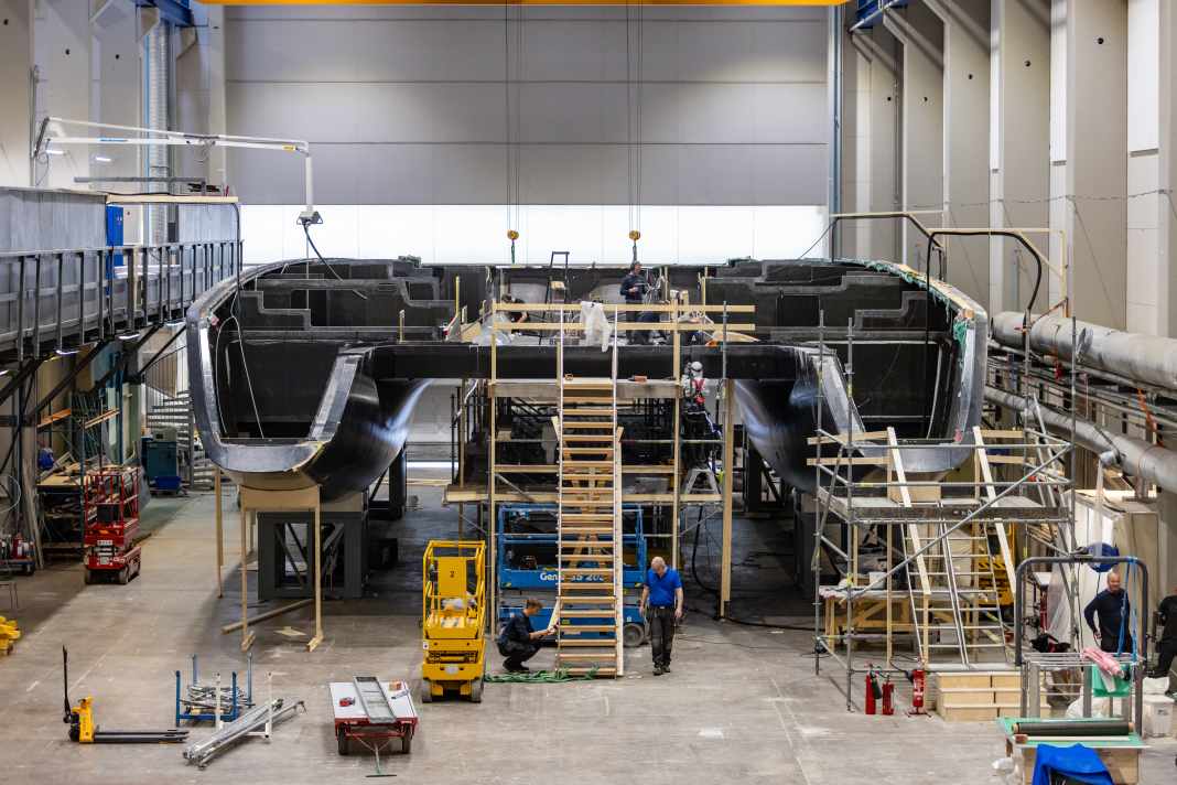 Already well advanced. The two carbon hulls are connected, the base is ready in the hall.