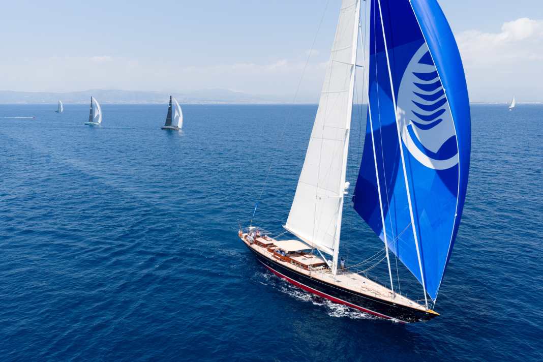 Der Superyacht Cup Palma startete mit Winden zwischen sechs bis acht Knoten Wind. Hier wird die Truly Classic 128 „Atalante“ von zwei Café Racern gejagt.