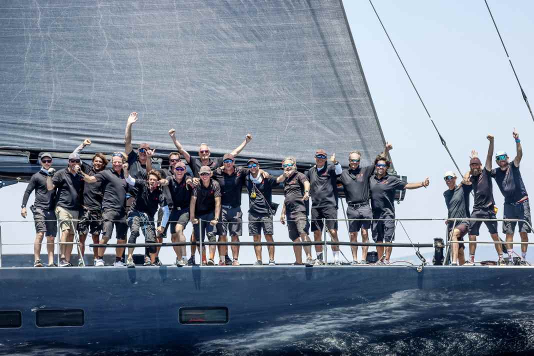 80 pieds de joie : l'équipage du "Rose" a déjà fait la fête à bord.