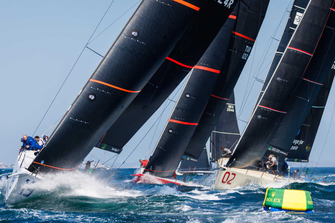Starke Winde, reichlich Welle: Die Rolex TP52-WM hat vor Cascais furios begonnen. Mit der Bugnummer 2 ist "Platoon Aviation" zu sehen.