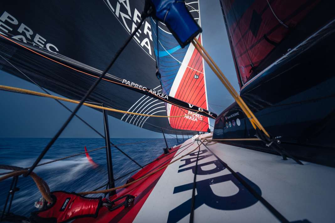 Le "Paprec Arkéa" de Yoann Richomme est en tête de la flotte à mi-parcours de la cinquième étape, en direction de Boka Bay.