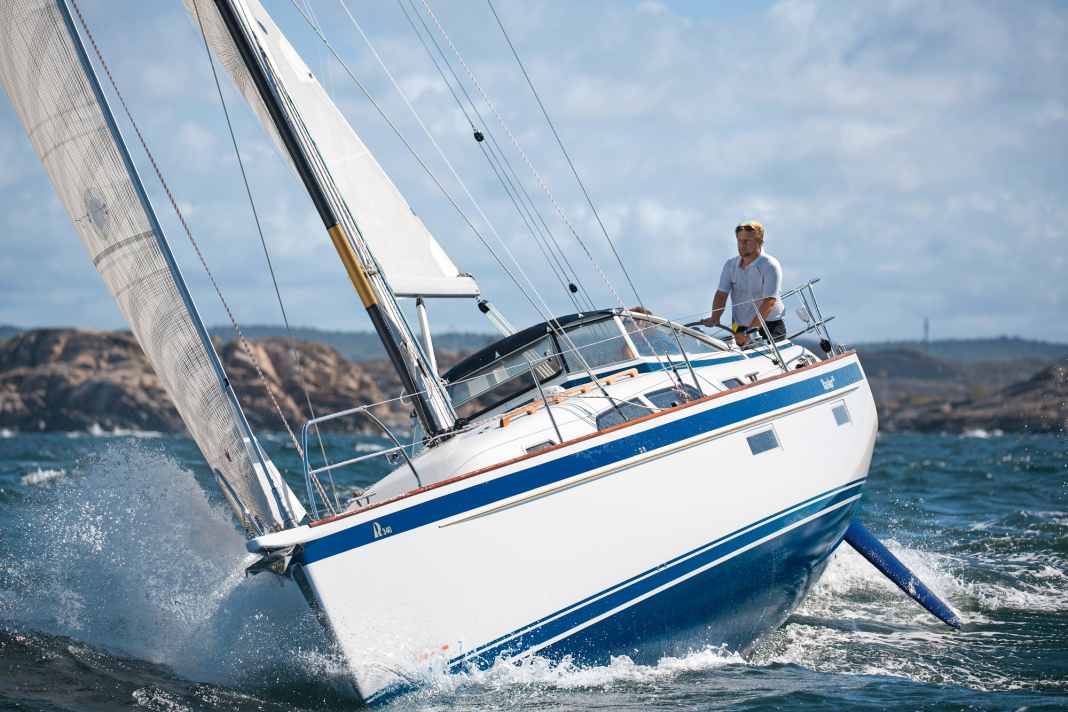 Kraftvoll und komfortabel. Die Rassy segelt sehr temperamentvoll und stets kontrolliert, selbst groben Seegang steckt sie gut weg