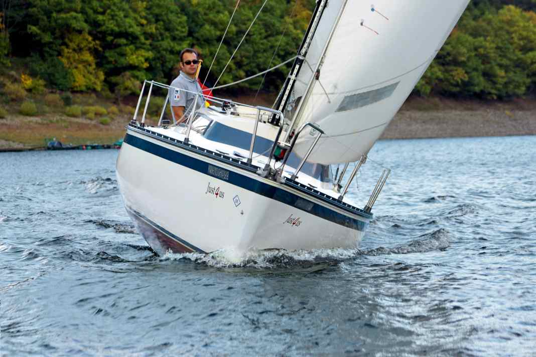 Thick belly, yet narrow waterline. The rather low initial stability is annoying in the harbour. The desired heel can be easily felt
