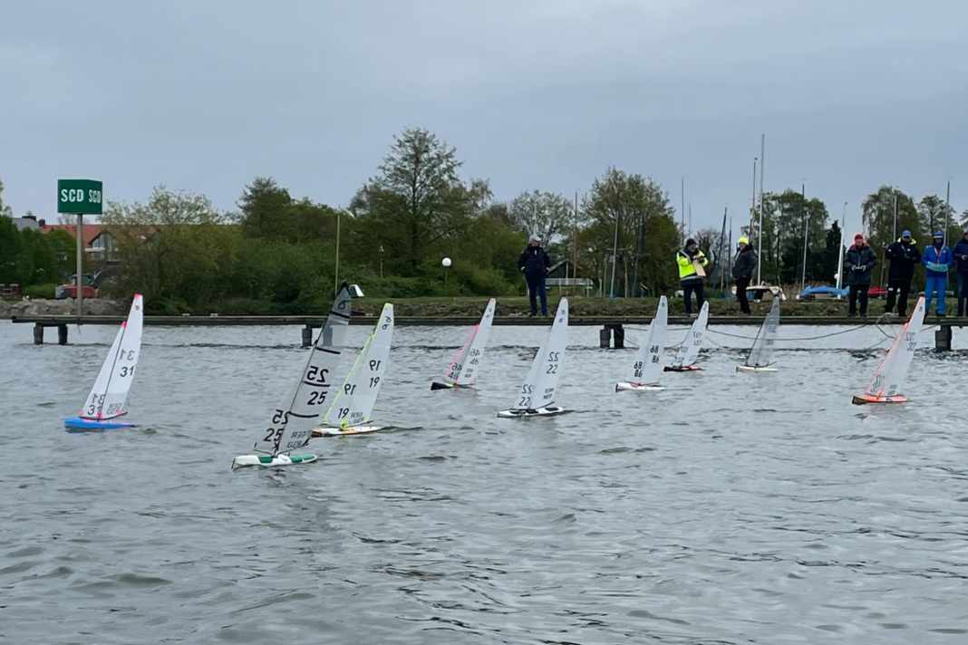 21 Freunde ferngesteuerter Yachten kamen zur IDM an den Dümmer