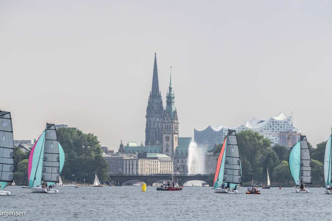 Segeln in der Hamburger Stadtkulisse wie hier beim Helga Cup 2018. Wird es das in Zukunft nicht mehr geben?