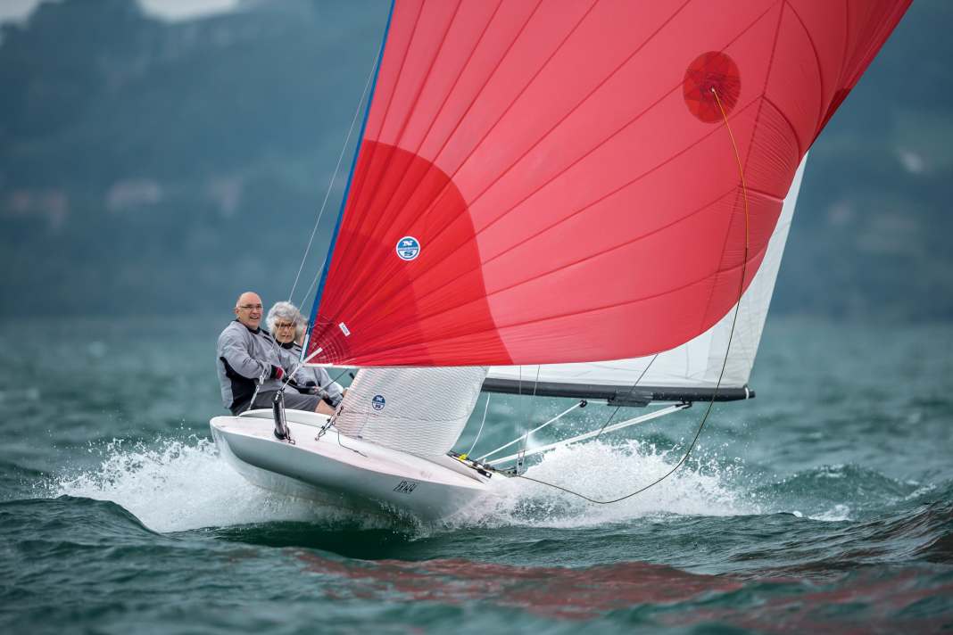 No bow, no stem: Scows are flat at the bottom, from bow to stern. The extendable bowsprit for the gennaker has been available since 2008.