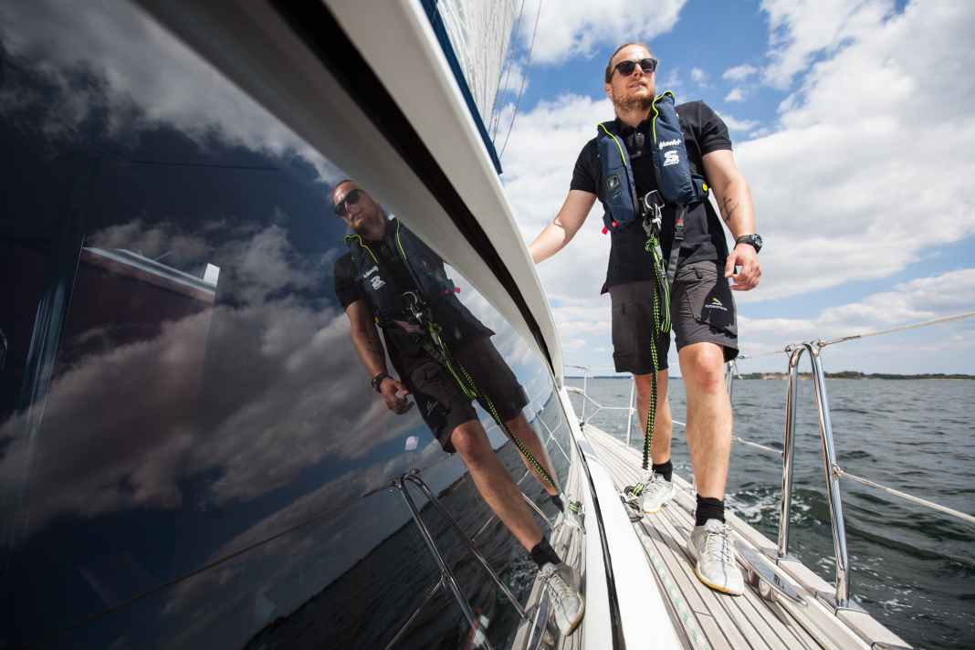 Better upwind: If the sailor loses his footing now, he will end up in the water - even the lifeline won't help