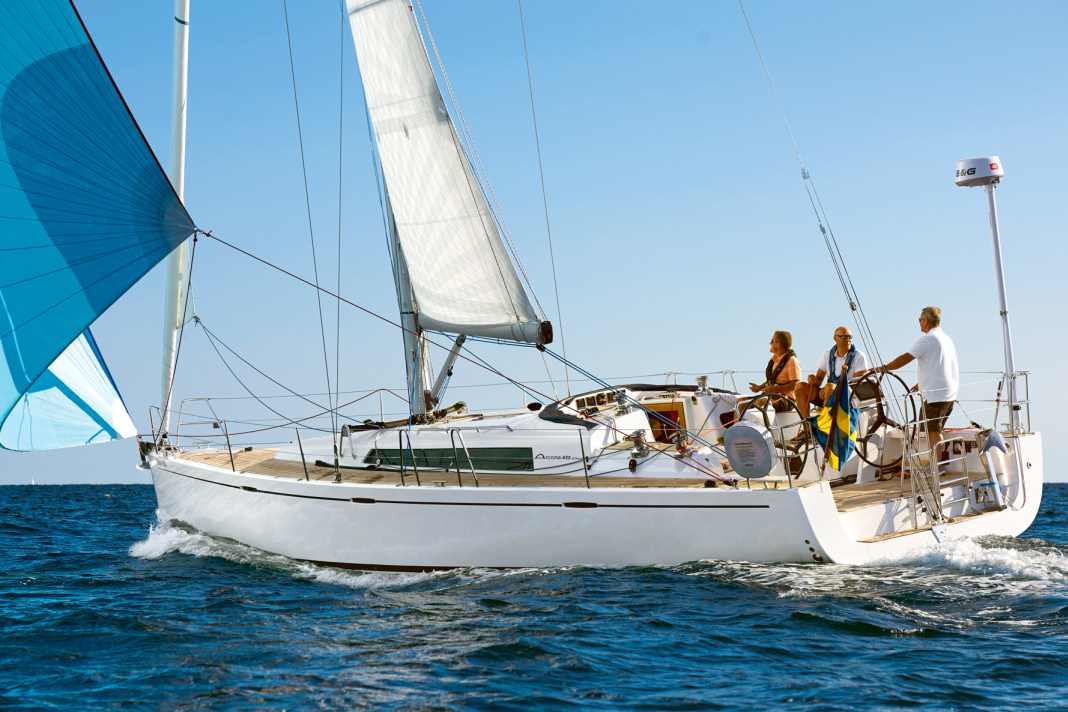 The long strip light on the superstructure appears modern. The (too) narrow hull windows are old