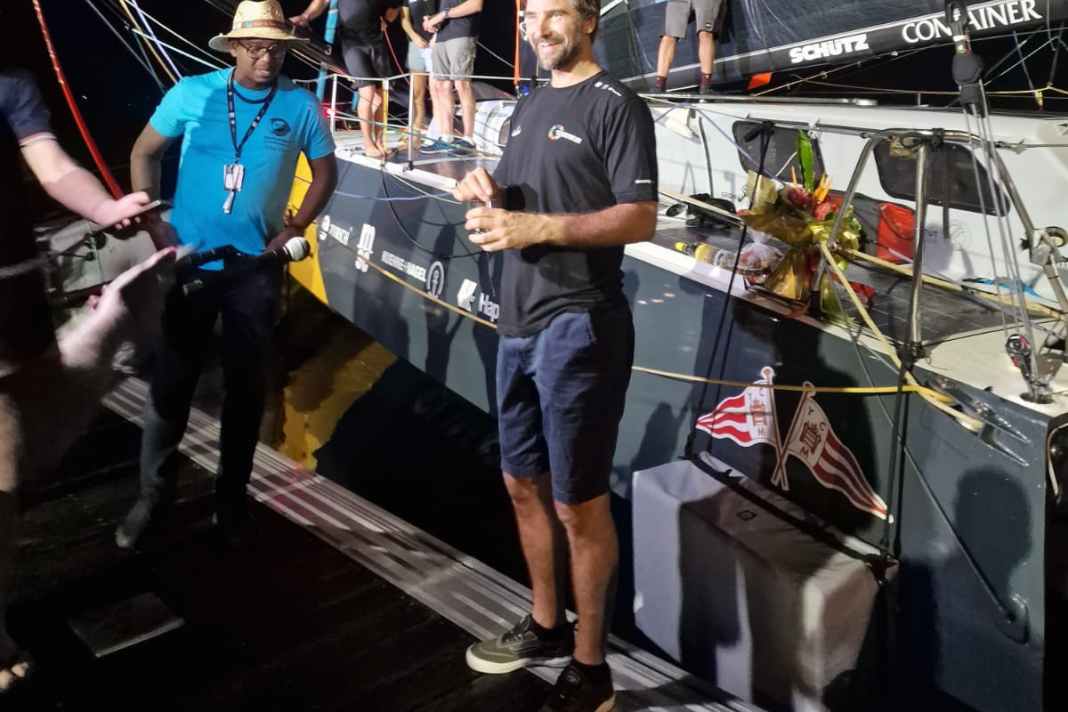 Boris Herrmann auf dem Steg in Guadeloupe