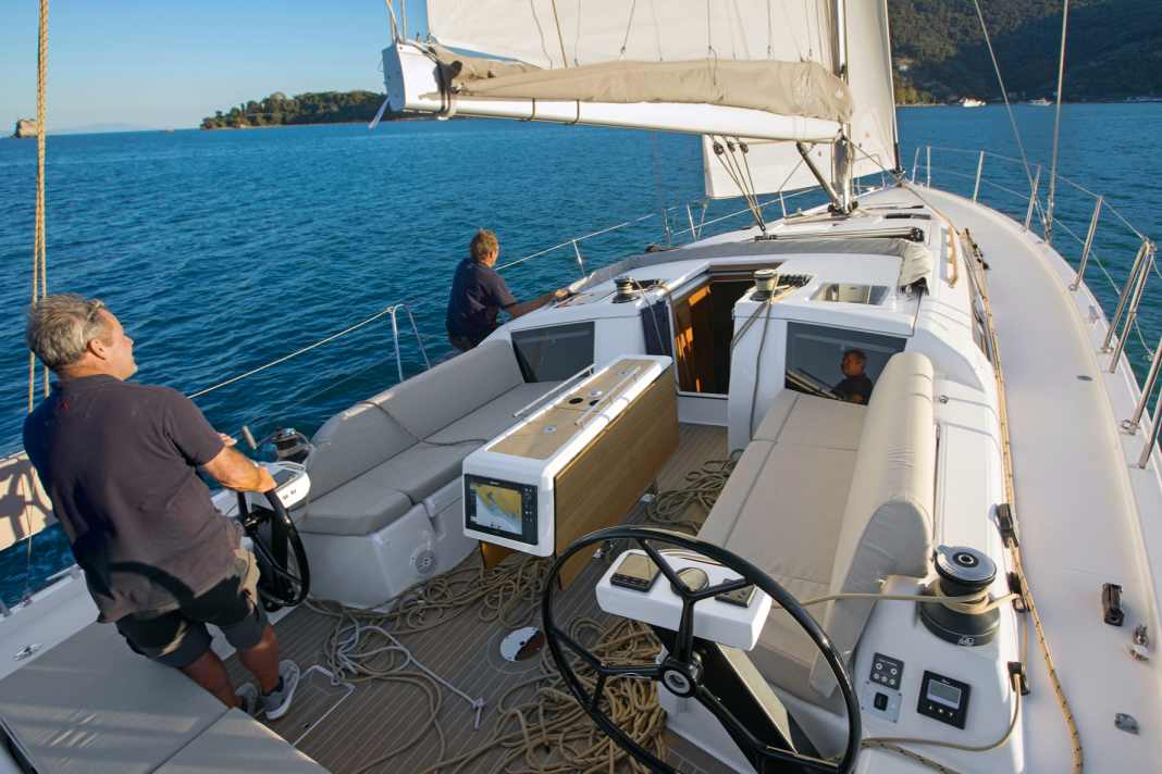 Idéal pour la croisière. Les roues et les winchs sont très proches les uns des autres, le cockpit reste libre. Mais il manque encore des possibilités de rangement raisonnables pour les nombreuses lignes à l'avant et surtout à l'arrière.
