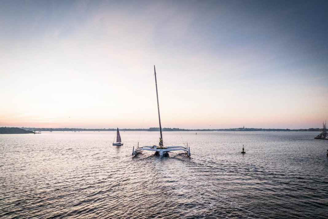 Il team Gitana lascia il campo base di Lorient per il tentativo di record