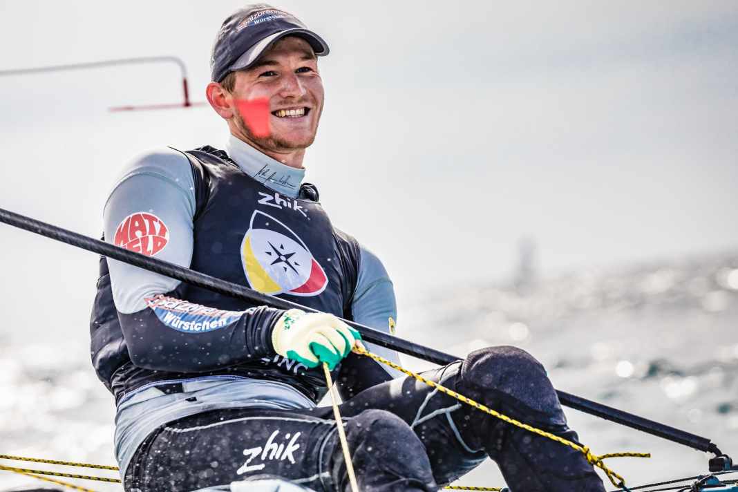 Le bonheur après le championnat d'Europe Ilca-7 à Andora : Nik Willim a été le meilleur participant allemand avec une cinquième place