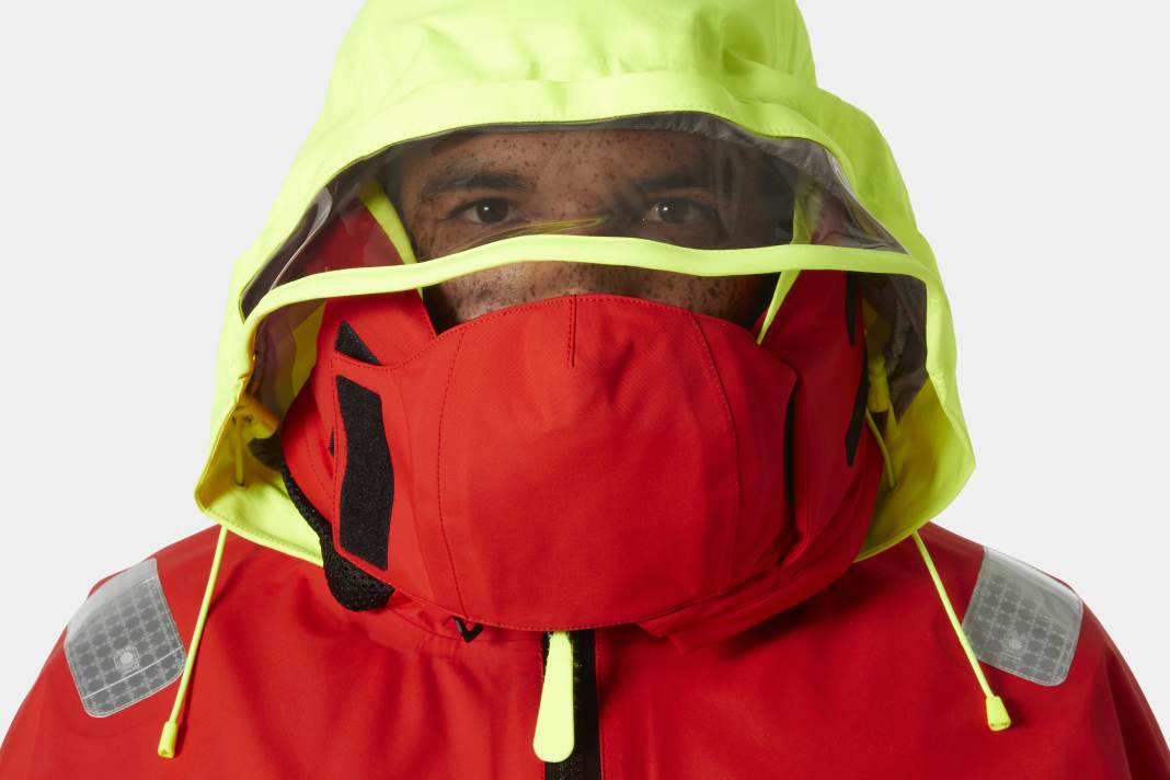 Die Ægir Ocean Jacket 2.0 von Helly Hansen bietet maximalen SChutz vor den Elementen. Die Kapuze und der Kregen bedecken das ganze Gesicht. Ein Visier in der Kapuze sorgt für Durchblick