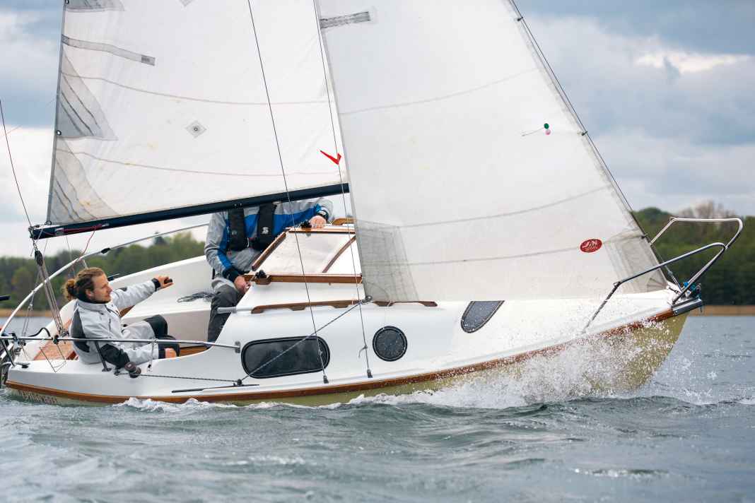 Le Leisure 17 a besoin de vent. Lors du test, il soufflait entre 12 et 16 nœuds sur le lac de Ratzeburg, des conditions idéales donc.