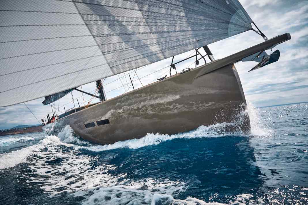 The convex stem and the fixed bowsprit are just two of the hallmarks of the large Y7.