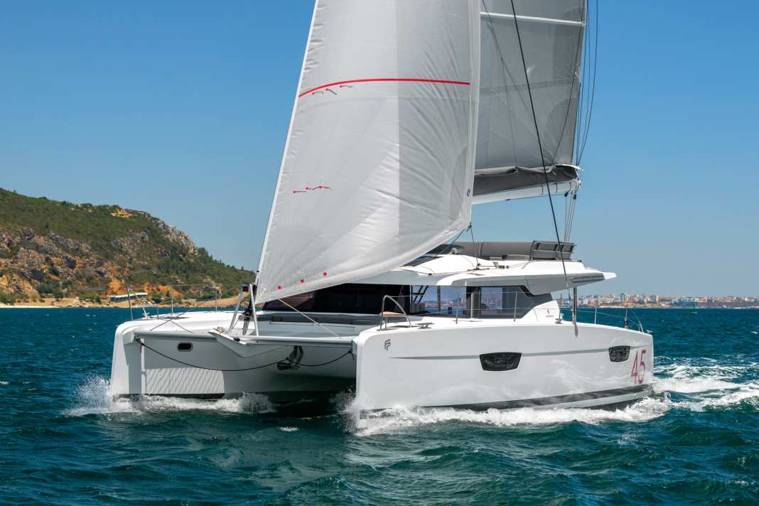 Un bateau de caractère. Coques hautes avec un saut évident, rouf imposant et un salon par-dessus le marché.