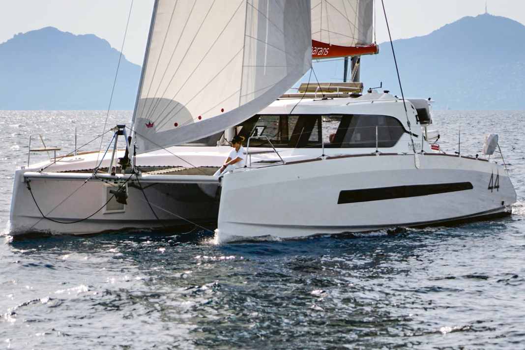 Aventura 44: Leichter und leistungsstarker Fahrtenkat, gebaut in Tunesien. Guter Kompromiss von Komfort und Sportlichkeit. Günstig