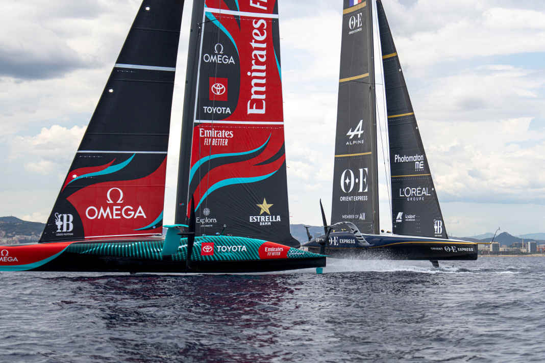 Die Cup-Verteidiger vom Emirates Team New Zealand und das französische Team Orient Express Racing