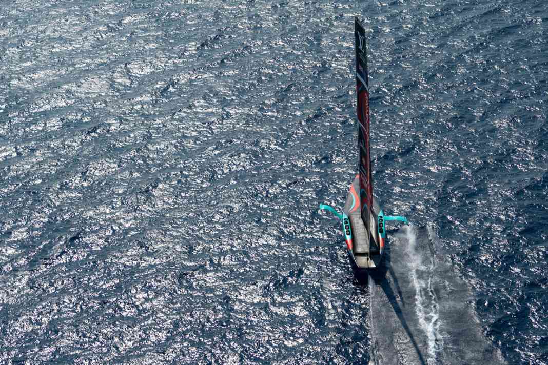 Die Cup-Verteidiger vom Emirates Team New Zealand: zur Halbzeit Spitzenreiter bei der Louis Vuitton Preliminary Regatta