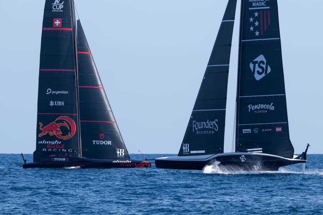 Le "Patriot" américain sur les foils, le "BoatOne" d'Alinghi Red Bull Racing est tombé des foils