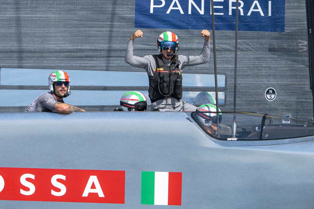 Ließen ihre Muskeln spielen und setzten sich in einem der spannendsten Duelle der jüngsten America's-Cup-Geschichte durch: Die italienischen Herausforderer von Luna Rossa Prada Pirelli