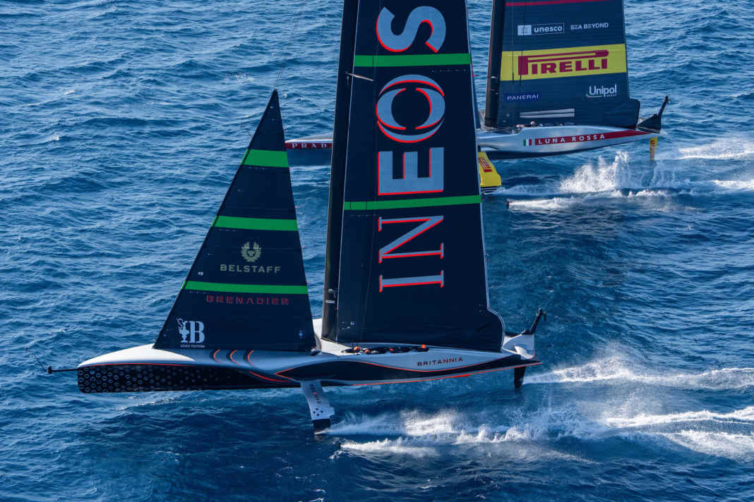 Bow to bow in the race: "Britannia" and "Luna Rossa"