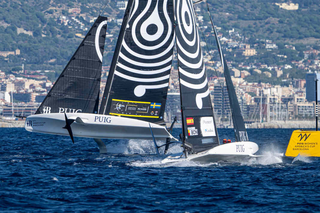 Hier stürmt das schwedische Team über den Cup-Kurs, Spaniens Sail Team BCN folgt
