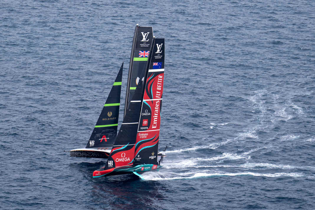 Hier wäre es in der Vorstartphase von Rennen 3 fast zum Foil-Crash gekommen, bevor die beiden Boote wieder auseinanderstoben. Den Penalty kassierten die Briten