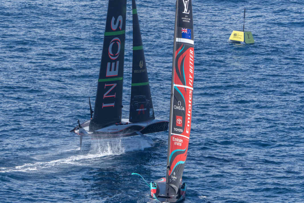 Les kiwis sont tombés des foils en phase de pré-départ et reçoivent en plus des vents portants de "Britannia".