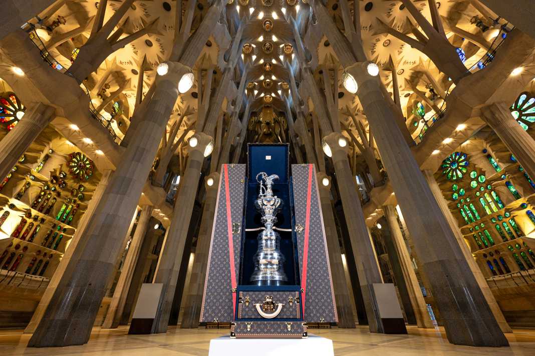 L'America's Cup a Barcellona - qui fotografata da Ricardo Pinto nella Sagrada Família come il "Santo Graal del mondo della vela".