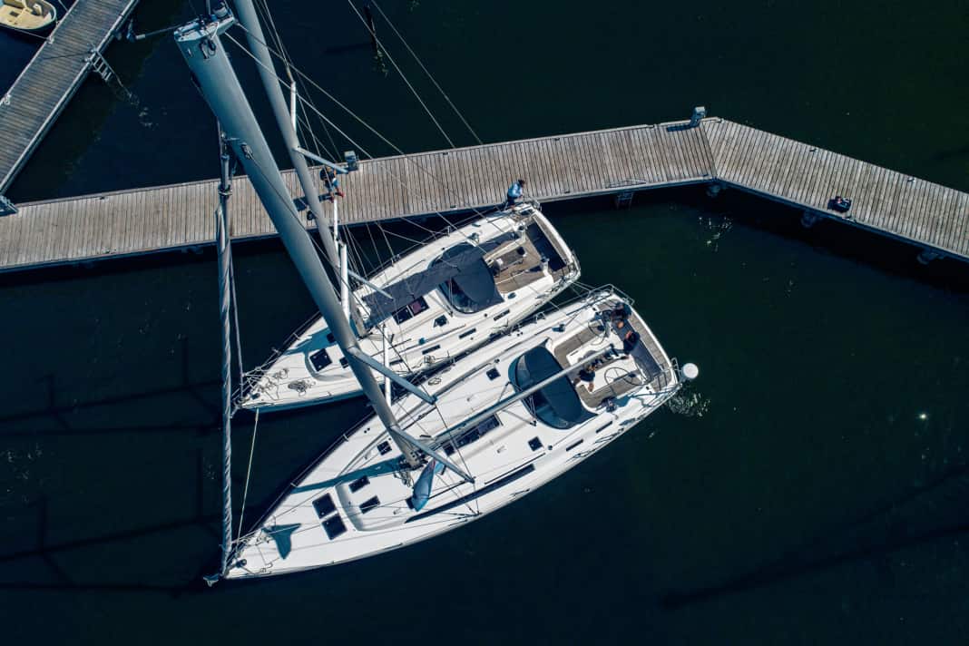 En avant & en arrière : accoster comme avec un catamaran : si les barreurs des deux yachts s'accordent bien, il est possible de manœuvrer avec une grande précision, même dans les ports étroits, grâce à l'utilisation des deux machines.