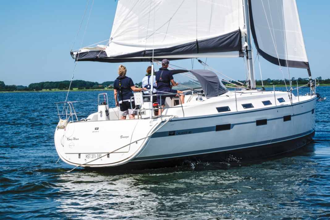 Un virage après l'autre. Sous les voiles, le yacht tournait frénétiquement sur lui-même - impossible d'aller tout droit.