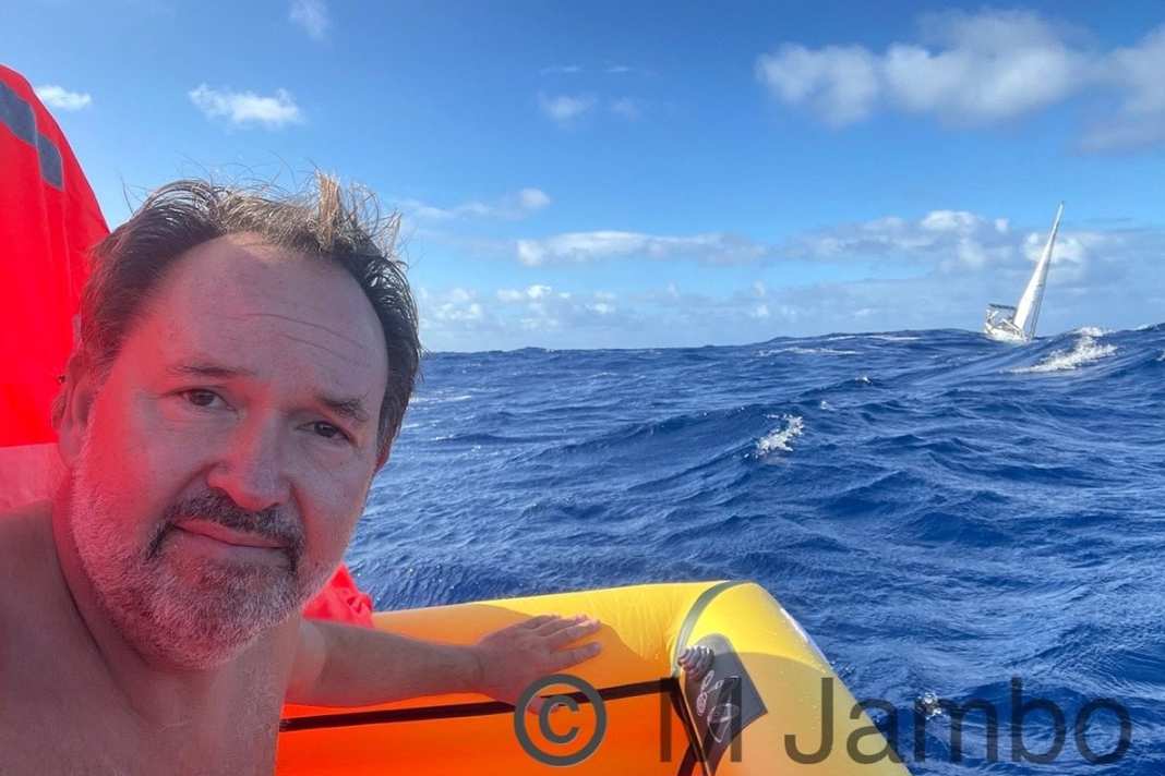 Traurige Gewissheit: Der havarierte Martin Daldrup in der Rettungsinsel, im Hintergrund seine sinkende Yacht