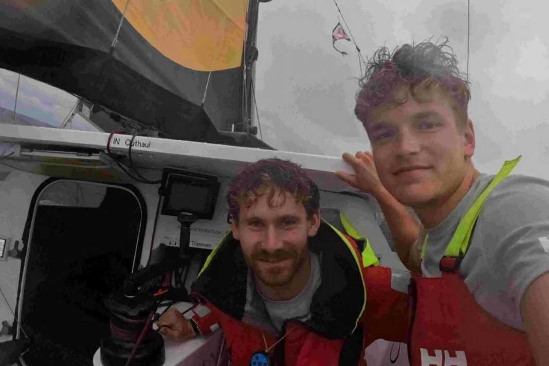 Unverdrossen auf Aufholjagd: die "Sign for Com"-Co-Skipper Lennart Burke und Melwin Fink
