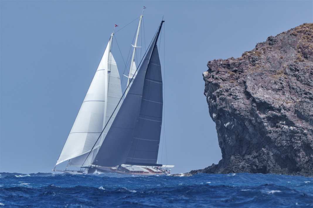 Du grand cinéma à voile : "Athos" (à gauche), le plus long des participants, est arrivé à Saint-Barth en décembre seulement après avoir subi un radoub coûteux. Comme "Perseverance", il s'est classé troisième de son groupe. Pour le Baltic de 40 mètres, la première régate depuis sa livraison en 2021 a été un baptême du feu.