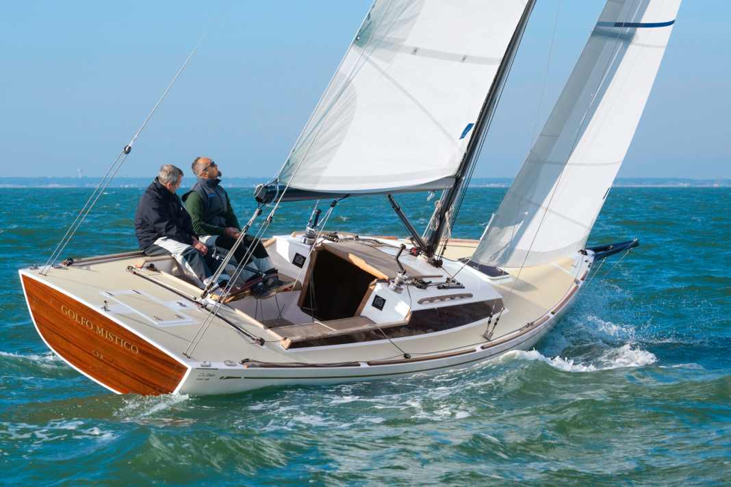 Anmutig. Das hübsche Heck mit dem positiven, geschlossenen Spiegel prägt die Optik des schönen Daysailers