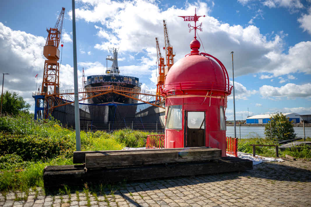 Die Kuppel vom Moleturm liegt zur Vorbereitung auf den Wiederaufbau im Hafen.