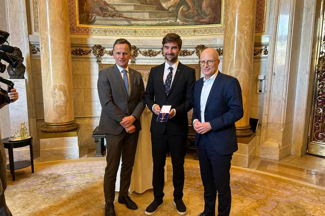 Boris Herrmann erhält die Auszeichnung im Hamburger Rathaus von Staatsrat Christoph Holstein (l.). Hamburgs Erster Bürgermeister Peter Tschentscher (r.) kam zum Gratulieren