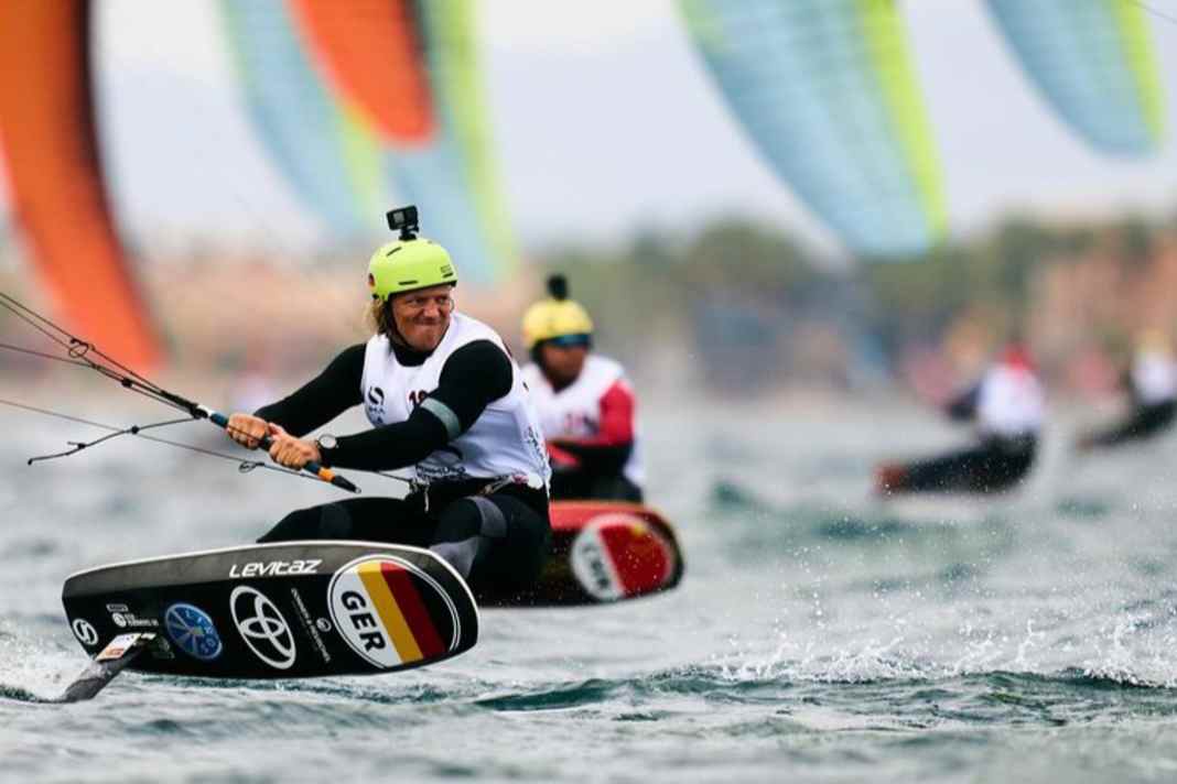 Jannis Maus se donne à fond aux championnats d'Europe de kitesurf
