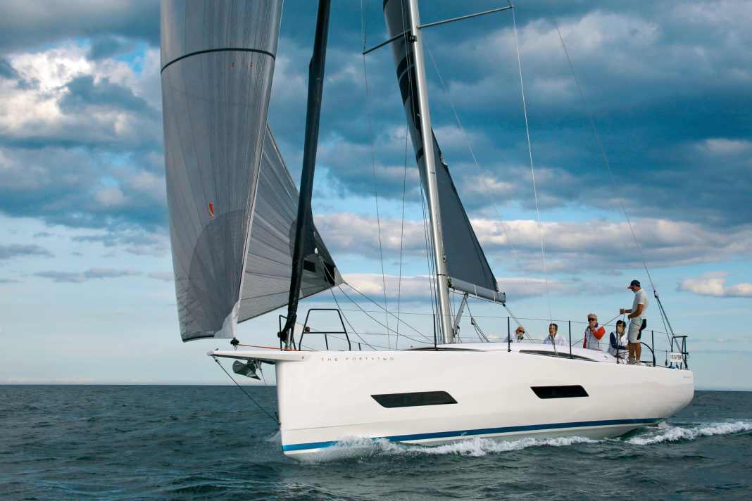 Unübersehbar. Der Knick im Deck ist das Markenzeichen von Eleva Yachts. Prägend ist auch das Design der Fenster.