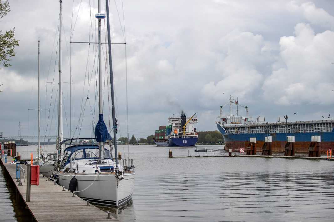 Commercial shipping has priority: waiting in front of the lock