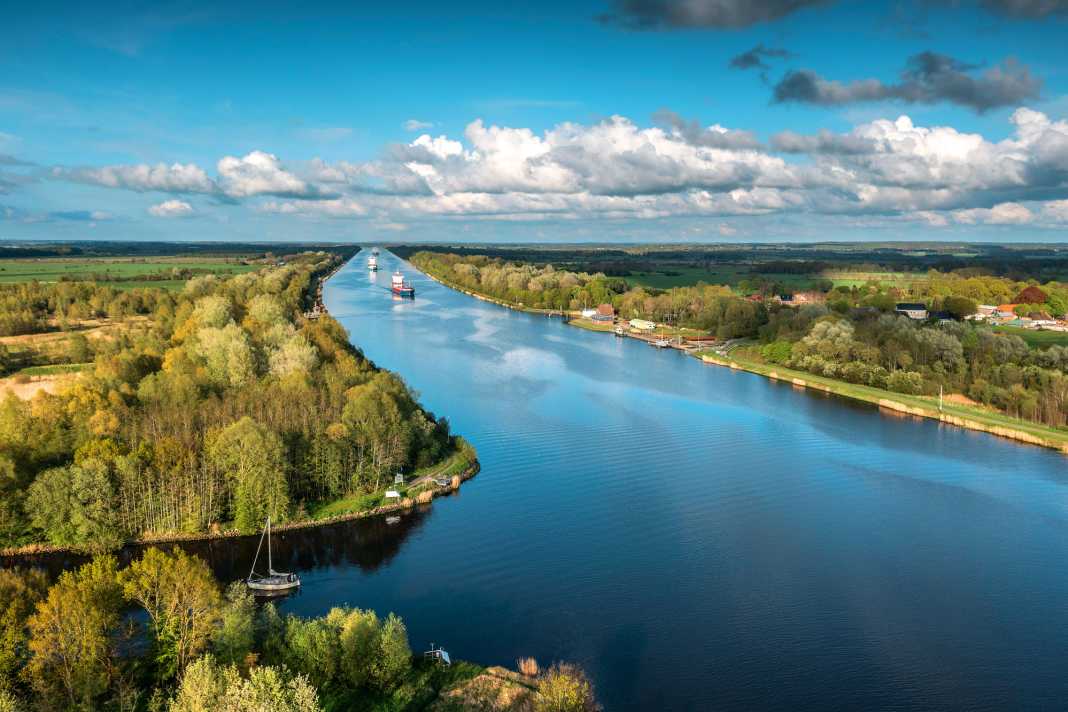 A yacht turns off the NOK into the approach to the Gieselau lock - a perfect spot for the night