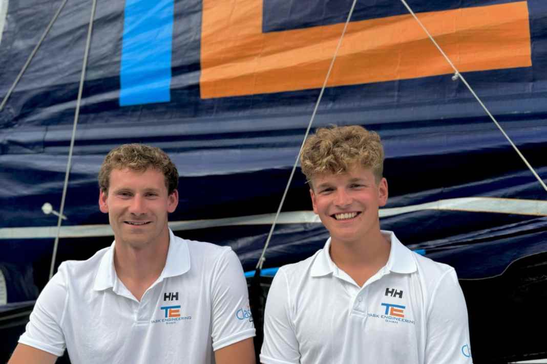 Melwin Fink (r.) und Lennart Burke auf ihrer Class40 im neuen Kleid
