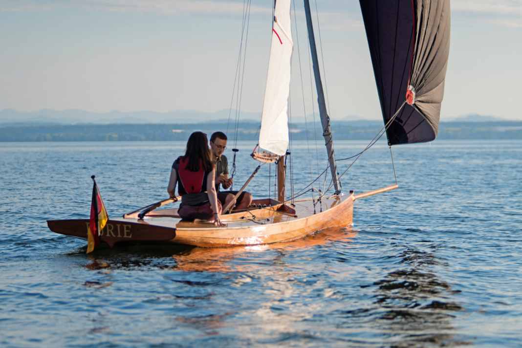 Hingucker: Ein Boot, um abends schnell Gassi zu gehen – allerdings mit einem eher bunten Hund.