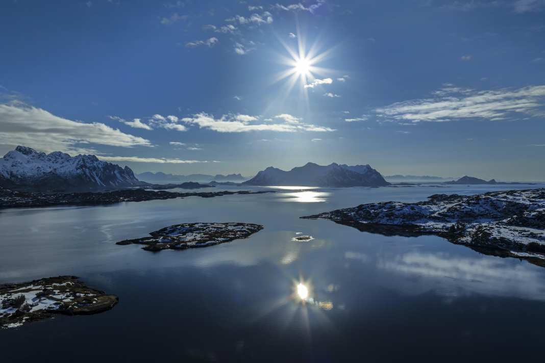 Die Sonne wird oberhalb des Polarkreises Tag und Nacht zu sehen sein