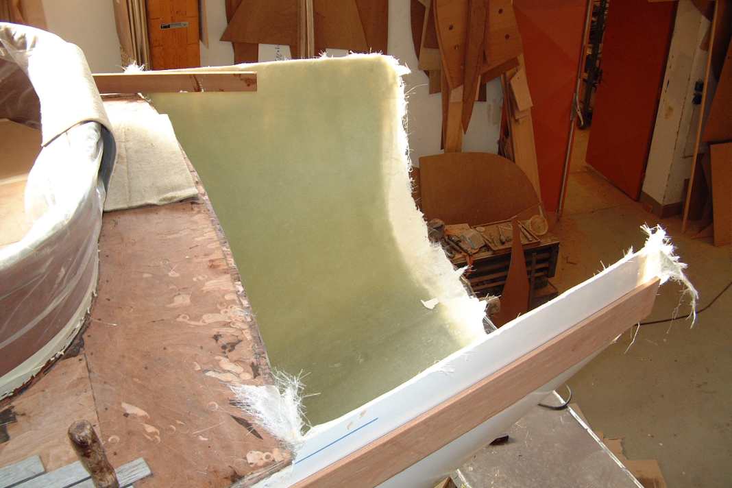 Laminato: Lo specchio di poppa originale di un Biga 262 è piuttosto ripido e leggermente negativo. La poppa tende ad affondare. La sezione di poppa aggiuntiva è costruita in modo solido come la nave e si estende perfettamente. È laminata su un'ampia superficie allo scafo della 262.