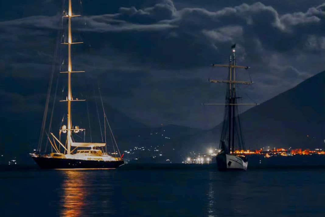 Vor Anker eine halbe Seemeile vor Porticello. Das Foto zeigt „Bayesian“ (l.) und den Toppsegelschoner „Sir Robert Baden Powell“ um 20 Uhr am Sonntag, den 18. August