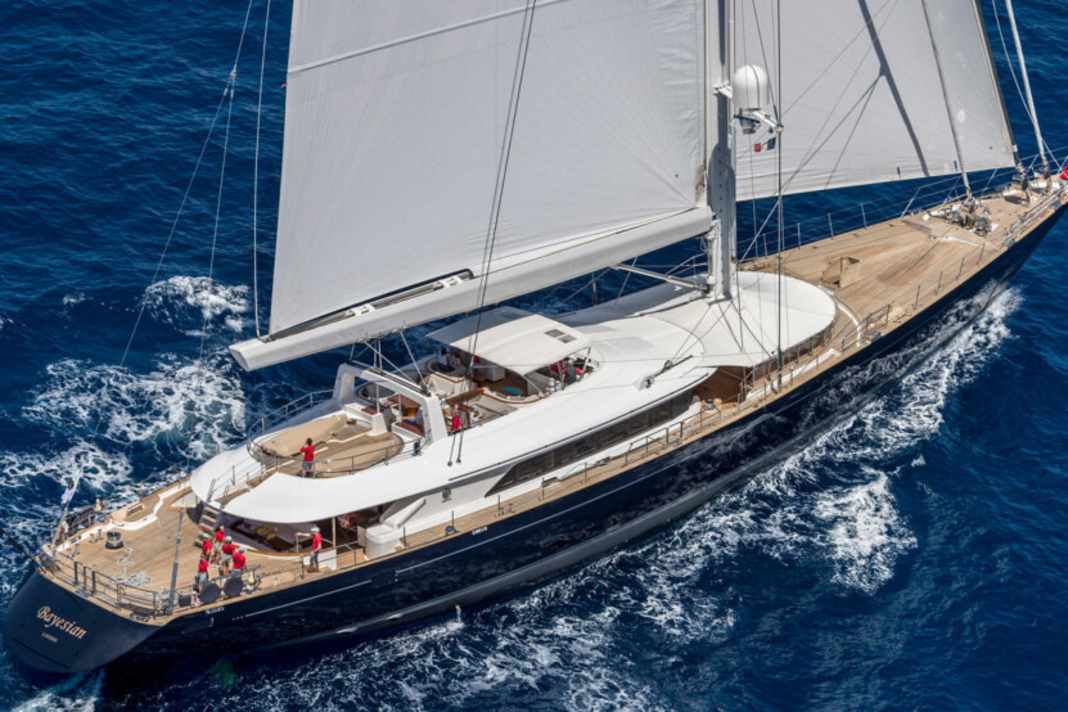 Die 56 Meter lange „Bayesian“ ankerte mit 22 Personen an Bord unweit von Palermo, als sie wohl eine Wasserhose zum Sinken brachte. Ein Augenzeuge sah zuletzt ein „Dreieck“, was für den Bug und damit für ein Abtauchen Heck voraus sprechen würde